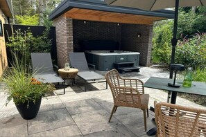 Outdoor dining - Wellness Retreat with Private Hot Tub (Dalerveen)