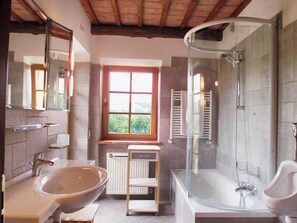 Bathtub, bidet - Mansion in Langhe with Pool and Winery Charm (Bastia Mondovì)