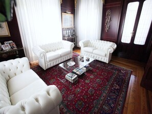 Televisie en een open haard