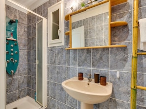 Kombinert dusj/badekar og hårføner