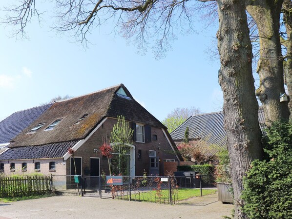 Il s’agit d’un bâtiment traditionnel, doté d’un toit à forte pente, d’une façade en briques et d’une petite fenêtre.