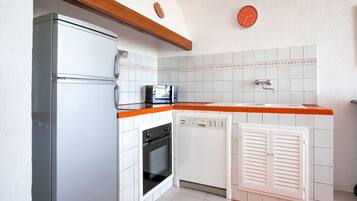 Frigorifero, forno, piano cottura, lavastoviglie