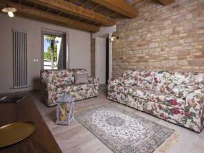 TV, caminetto, tavolo da calcetto, tavolo da ping pong