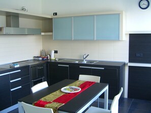 Micro-ondes, four, plaque de cuisson, lave-vaisselle