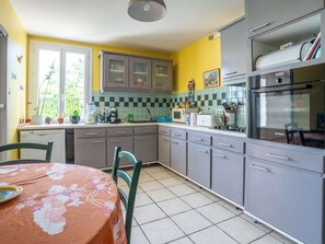 Réfrigérateur, four à micro-ondes, un four, lave-vaisselle