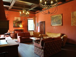 Televisión y chimenea 