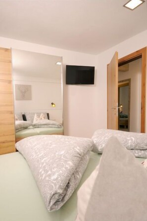 2 Schlafzimmer, Schreibtisch, kostenloses Internet