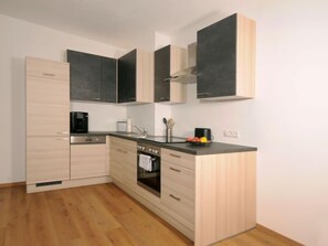 Kühlschrank, Geschirrspüler, Hochstuhl, Kochgeschirr/Geschirr/Besteck