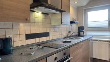 Kühlschrank, Mikrowelle, Herdplatte, Wasserkocher mit Kaffee-/Teezubehör