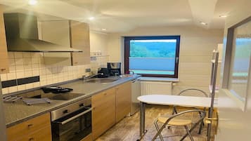 Kühlschrank, Mikrowelle, Herdplatte, Wasserkocher mit Kaffee-/Teezubehör