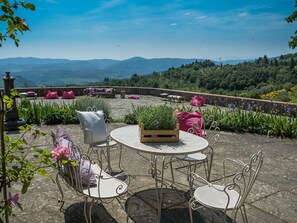 Outdoor dining - Holiday Home in Chianti with Pool & Sauna (Pelago)