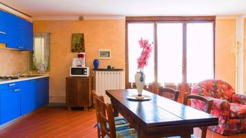 Kühlschrank, Mikrowelle, Herdplatte, Wasserkocher mit Kaffee-/Teezubehör