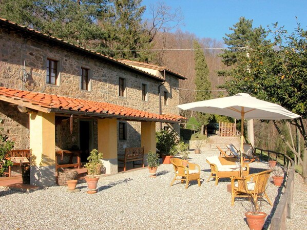 Terrace/patio - Cottage in Pescia with Pool and Garden (San Quirico - Pescia)