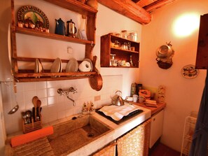Fridge, microwave, stovetop, coffee/tea maker - Cottage in Pescia with Pool and Garden (San Quirico - Pescia)