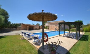 A swimming pool with lounge chairs and a pergola, surrounded by a stone building and greenery. - Countryside Villa & Garden (Felanitx)
