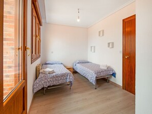 4 bedrooms, WiFi - Stay in Historic Laguardia, Sleeps 8 (Laguardia)