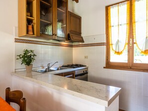 Oven, dining tables - Beautiful farmhouse with pool (Castiglion Fiorentino)