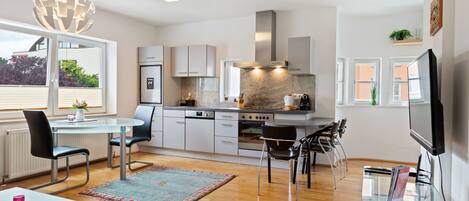 Fridge, oven, stovetop, dishwasher