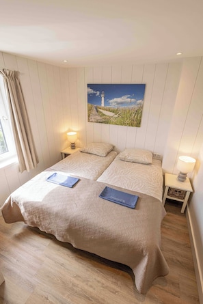 2 chambres, coffres-forts dans les chambres, bureau