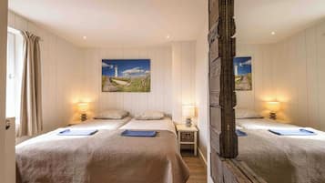 2 bedrooms, in-room safe, desk, iron/ironing board