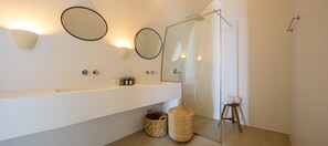 Cave Suite with Private Heated Pool | Badezimmer | Dusche, Regendusche, kostenlose Toilettenartikel, Haartrockner