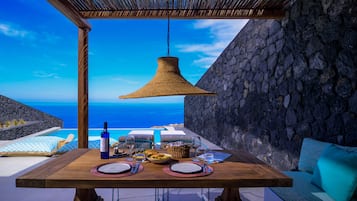 Premium Suite with Private Heated Pool | Peti besi dalam bilik, dihias secara berasingan