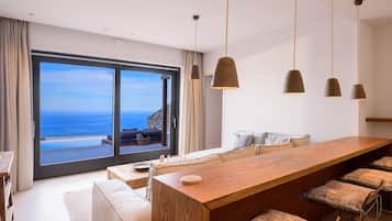 Two Bedroom Villa with Private Heated Pool | Caja fuerte, decoración individual, mobiliario individual y escritorio