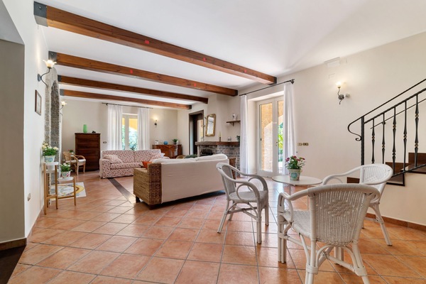 TV, caminetto, tavolo da calcetto, tavolo da ping pong