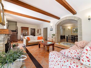 Télévision, cheminée, baby-foot, table de tennis de table