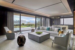 Minibar, in-room safe, individually decorated, individually furnished - Sheraton Ninghai Hotel (Ningbo)