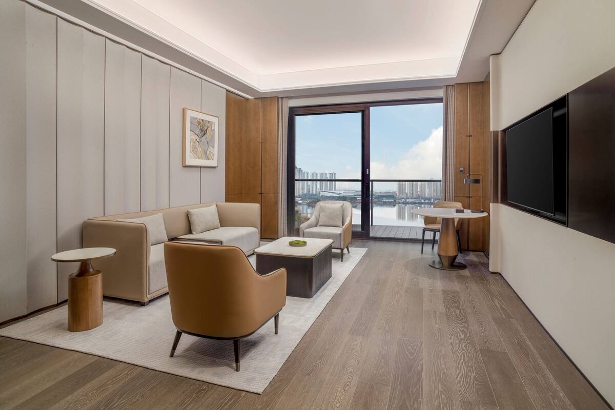 Suite Executive, 1 letto king, vista lago | 1 camera, minibar, una cassaforte in camera, con stile personalizzato