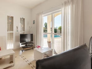 TV - Costa de la Luz Poolside Villa (Sanlúcar de Barrameda)