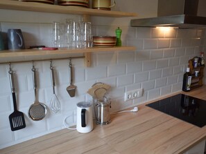 Fridge, microwave, stovetop, dishwasher