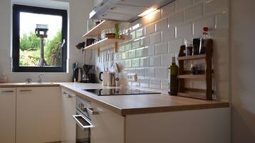 Kühlschrank, Mikrowelle, Herdplatte, Geschirrspüler