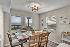 Dining - Superb Home with walkover & Ocean Views, pet friendly (Freeport)