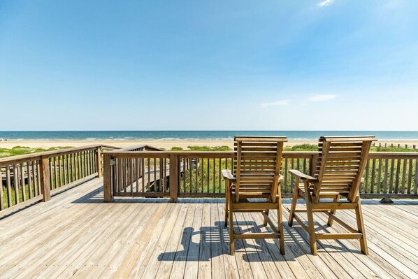 Property grounds - Superb Home with walkover & Ocean Views, pet friendly (Freeport)