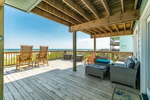 Terrace/patio - Superb Home with walkover & Ocean Views, pet friendly (Freeport)