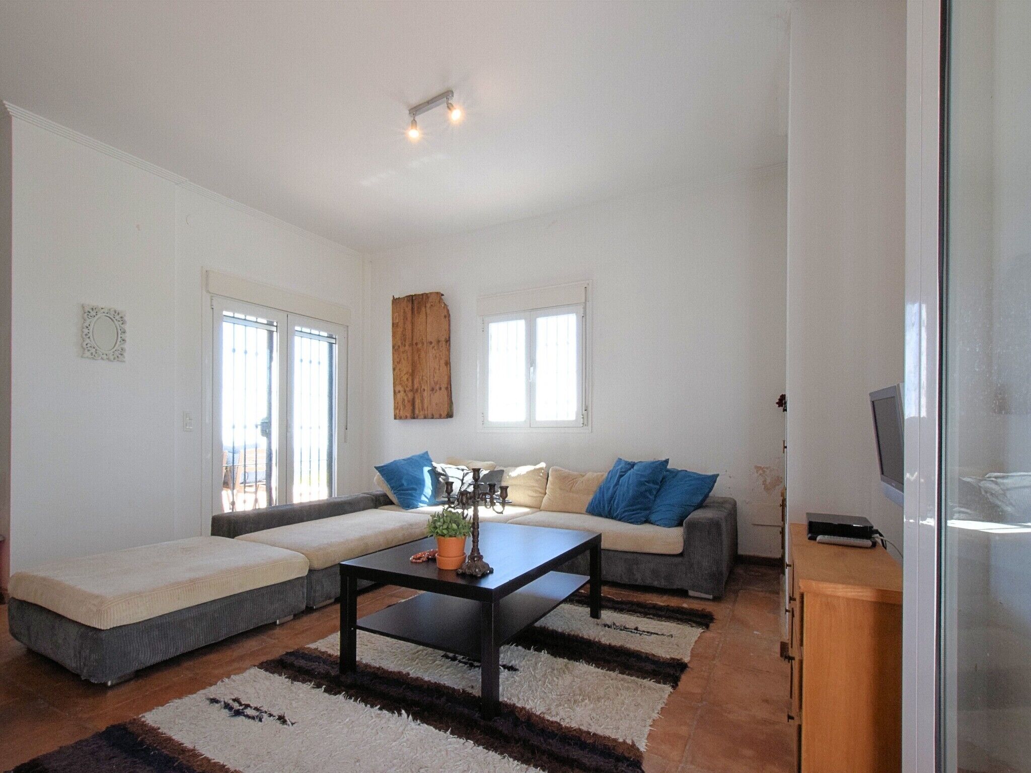 Télévision, cheminée, lecteur de DVD, chaîne hi-fi