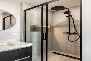 Shower, hair dryer, towels - Apartment in Scheveningen with Harbor View (Den Haag)
