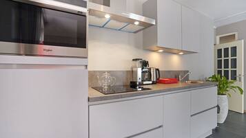 Fridge, microwave, dishwasher, coffee/tea maker