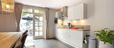 Réfrigérateur, micro-ondes, lave-vaisselle, cafetière/bouilloire