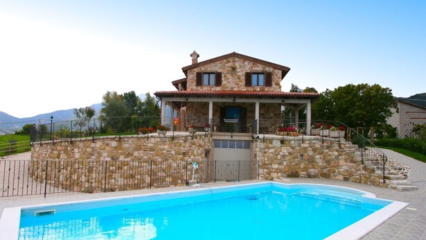 A stone house with a swimming pool in front. - Farmhouse Villa w/ Pool (Cagli)