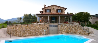 Farmhouse Villa m/ basseng