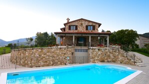 A stone house with a swimming pool in front. - Villa in Cagli with Pool & Scenic Trails (Cagli)