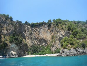 Una spiaggia nelle vicinanze