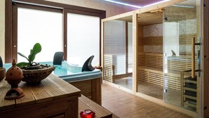 A modern room with a wooden desk, a potted plant, and a glass shower enclosure. - Charming Countryside Stay (Petralia Sottana)