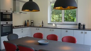 Kaffetrakter/tekoker, kjøleskap, mikrobølgeovn og ovn