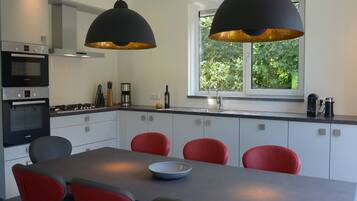 Een koelkast, een magnetron, een oven, een kookplaat