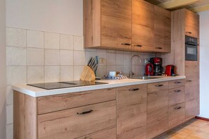 Frigorífic, rentaplats, cafetera i tetera i trona 