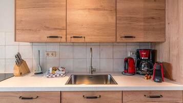 Een koelkast, een magnetron, een kookplaat, een vaatwasser